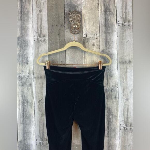SPANX Velvet Leggings in Black Size Medium. - Picture 6 of 16